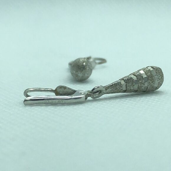 💛 10k White Gold Textured Tear Drop Earrings - Picture 4 of 4
